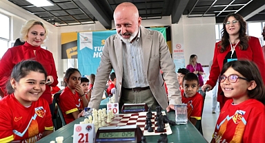 ÇOCUKLARI SATRANÇTA BULUŞTURUYORUZ