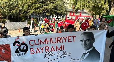 ÖĞRENCİLERDEN CUMHURİYET YÜRÜYÜŞÜ