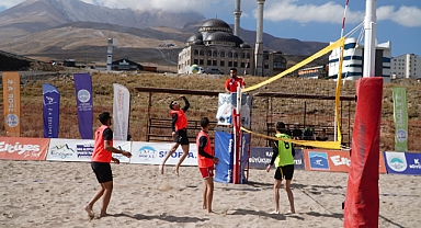 VOLEYBOL TURNUVASI’NDA 16 TAKIM MÜCADELE ETTİ