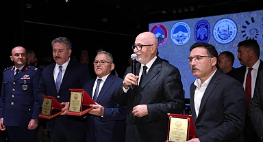 HEM TÜRBESİNDE HEM DE ANMA GECESİNDE YÂD EDİLDİ