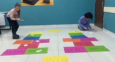 HEM EĞLENİYOR HEM DE ÖĞRENİYOR