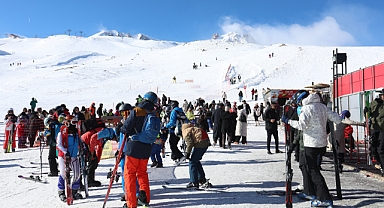 KAYAK TUTKUNLARINI BEKLİYOR