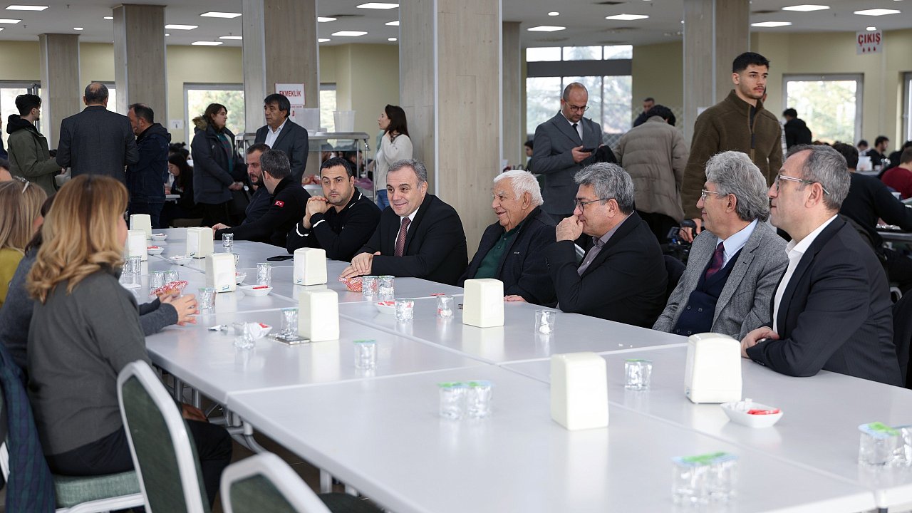 ÖĞRENCİLER İLE YEMEKTE BULUŞTU