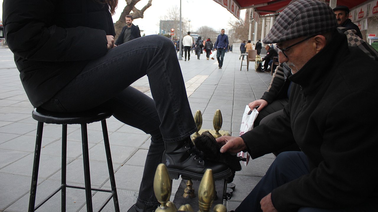 35 YILDIR AYAKKABI BOYUYOR