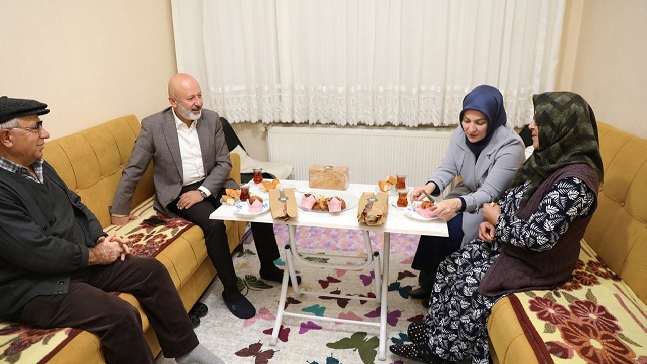 GÖNÜLLERE DOKUNAN İLKLERE İMZA ATIYOR