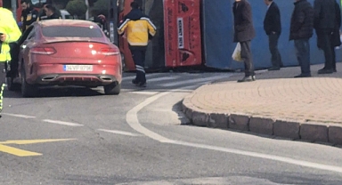 KAMYONET İLE OTOMOBİL ÇARPIŞTI