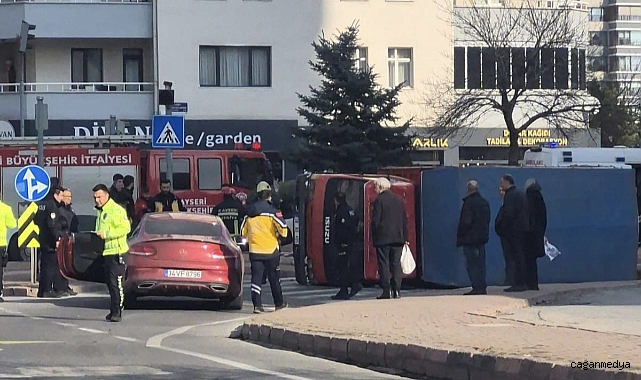 KAMYONET İLE OTOMOBİL ÇARPIŞTI