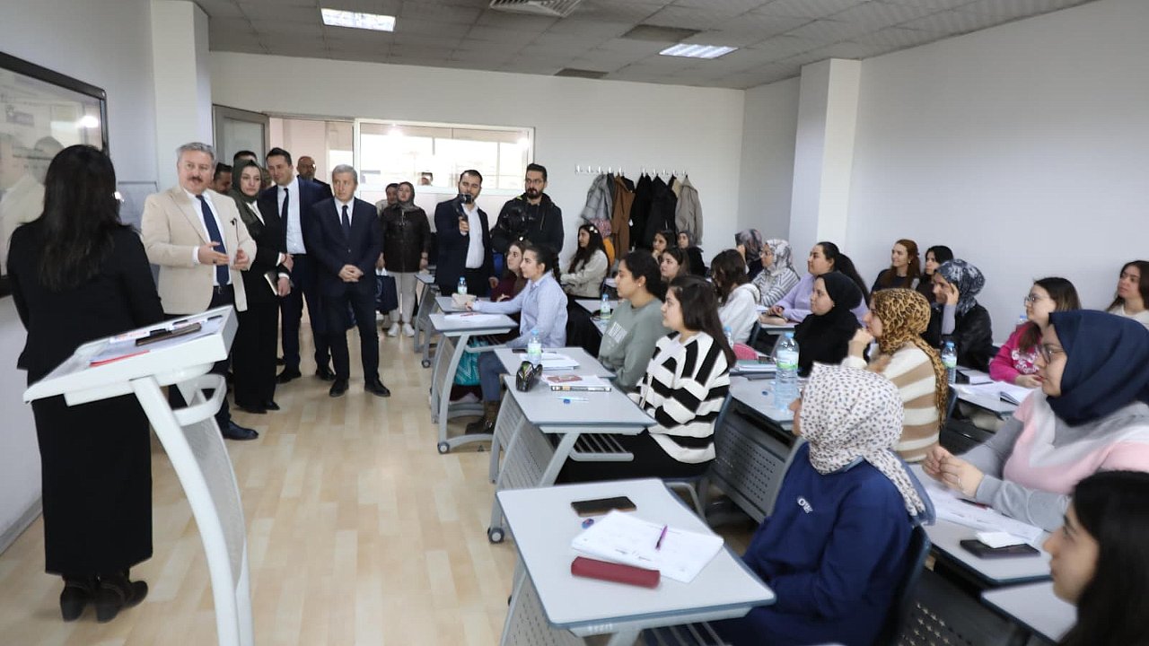 KURSİYERLERLE BİR ARAYA GELDİ