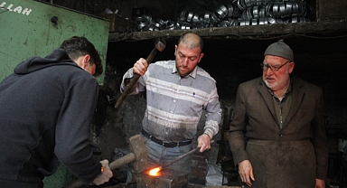 ÜÇ KUŞAK DEMİR DÖVÜYOR