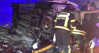 YAHYALI’DA HAFİF TİCARİ ARAÇ ŞARAMPOLE DEVRİLDİ