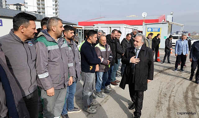 BAŞKAN YALÇIN PERSONELLE KUCAKLAŞTI