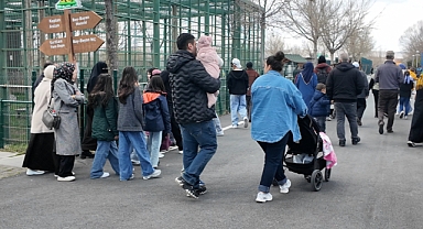 HAYVANAT BAHÇESİ BAYRAMDA DOLDU TAŞTI