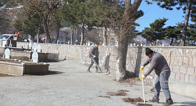 MEZARLIKLAR BAYRAM İÇİN TEMİZLENDİ 