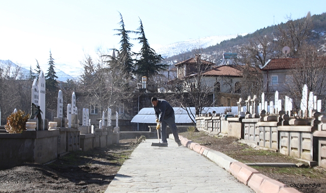 MEZARLIKLAR BAYRAM İÇİN TEMİZLENDİ 