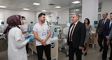 DİŞ HEKİMLİĞİ FAKÜLTESİ’NE ZİYARET 