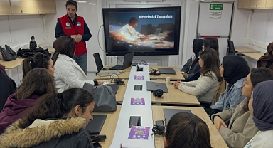 ‘MOBİL DİJİTAL MERKEZİ’ GENÇLERİ GELECEĞE TAŞIYOR