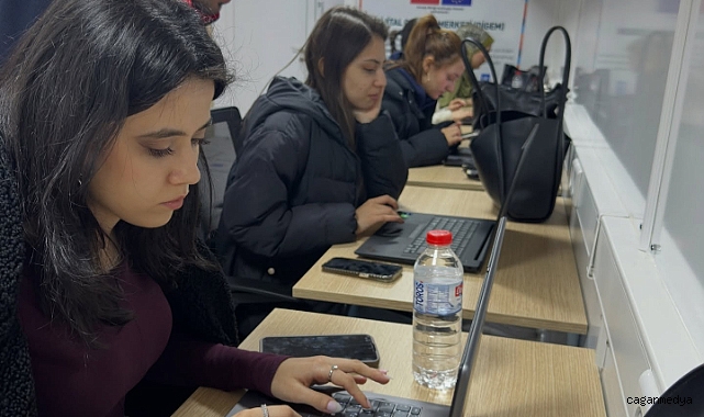 ‘MOBİL DİJİTAL MERKEZİ’ GENÇLERİ GELECEĞE TAŞIYOR