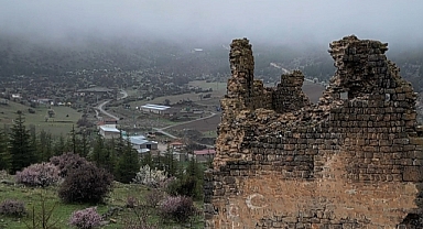 TARİHİ KALE VE SURLARI DOĞASIYLA DİKKAT ÇEKİYOR