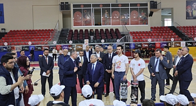 UÇAN KAYKAY PROJESİ’NDE GENÇLERLE BULUŞTU