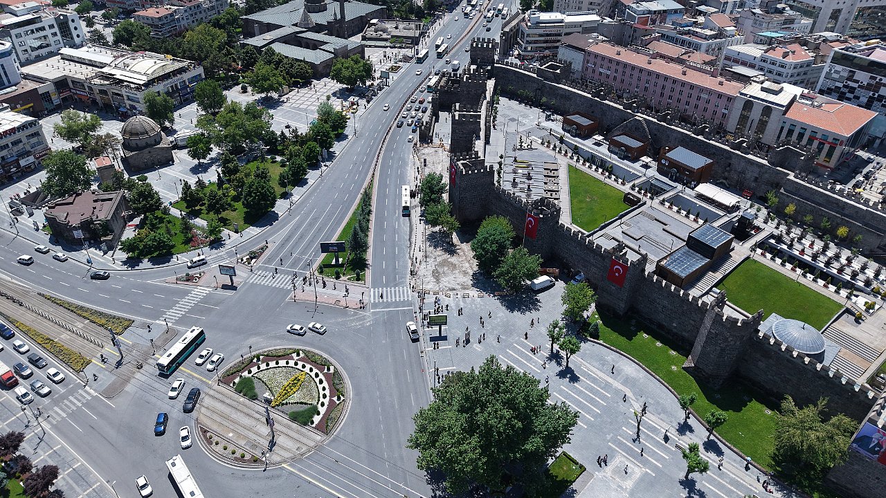 CUMHURİYET MEYDANI’NDA TARİHİ DOKUNUŞ