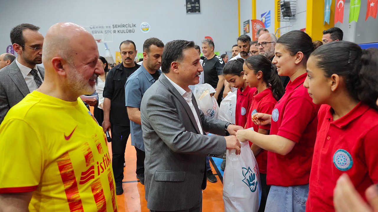GENÇLERİMİZİN HER ZAMAN YANINDAYIZ