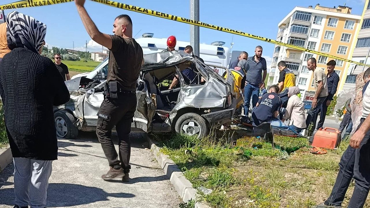 İKİ OTOMOBİL ÇARPIŞTI: 3 ÖLÜ, 5 YARALI
