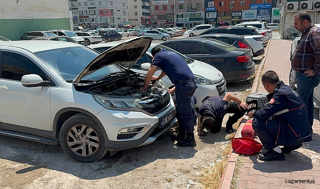 KEDİ İTFAİYE EKİPLERİNCE KURTARILDI