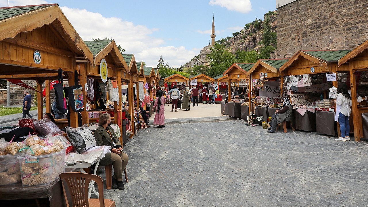 TALAS'IN MAHARETLİ ELLERİ YAZA MERHABA DİYOR