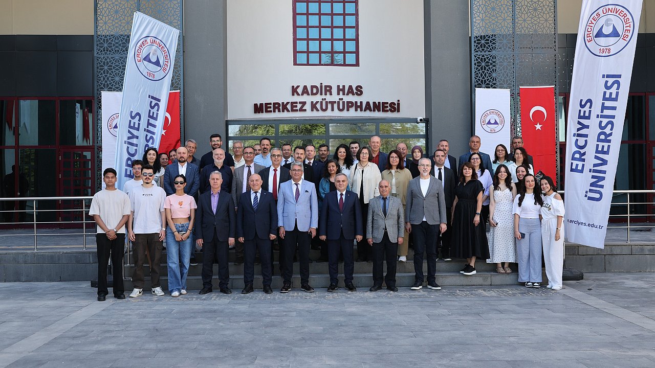 YENİLENEN KADİR HAS MERKEZ KÜTÜPHANESİ HİZMETE AÇILDI