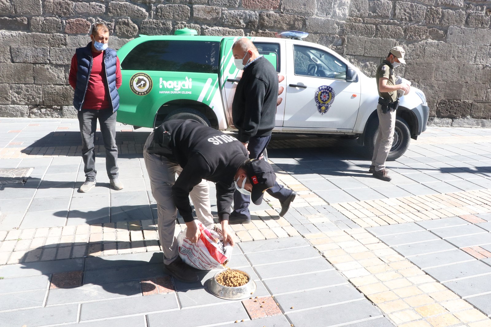 KAYSERİ'DE POLİS EKİPLERİNDEN SOKAK HAYVANLARINA YEM VE MAMA DESTEĞİ