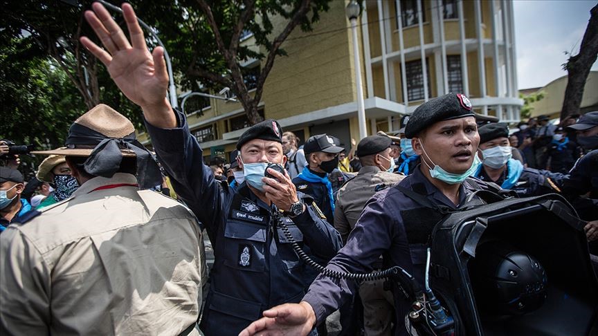 TAYLAND'DA POLİS GÖSTERİCİLERİ DAĞITTI
